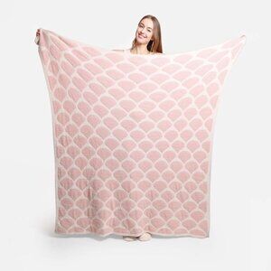 COMFYLUXE Pink White Scallop Mermaid Cozy Plush Reversible Throw Blanket 50x60